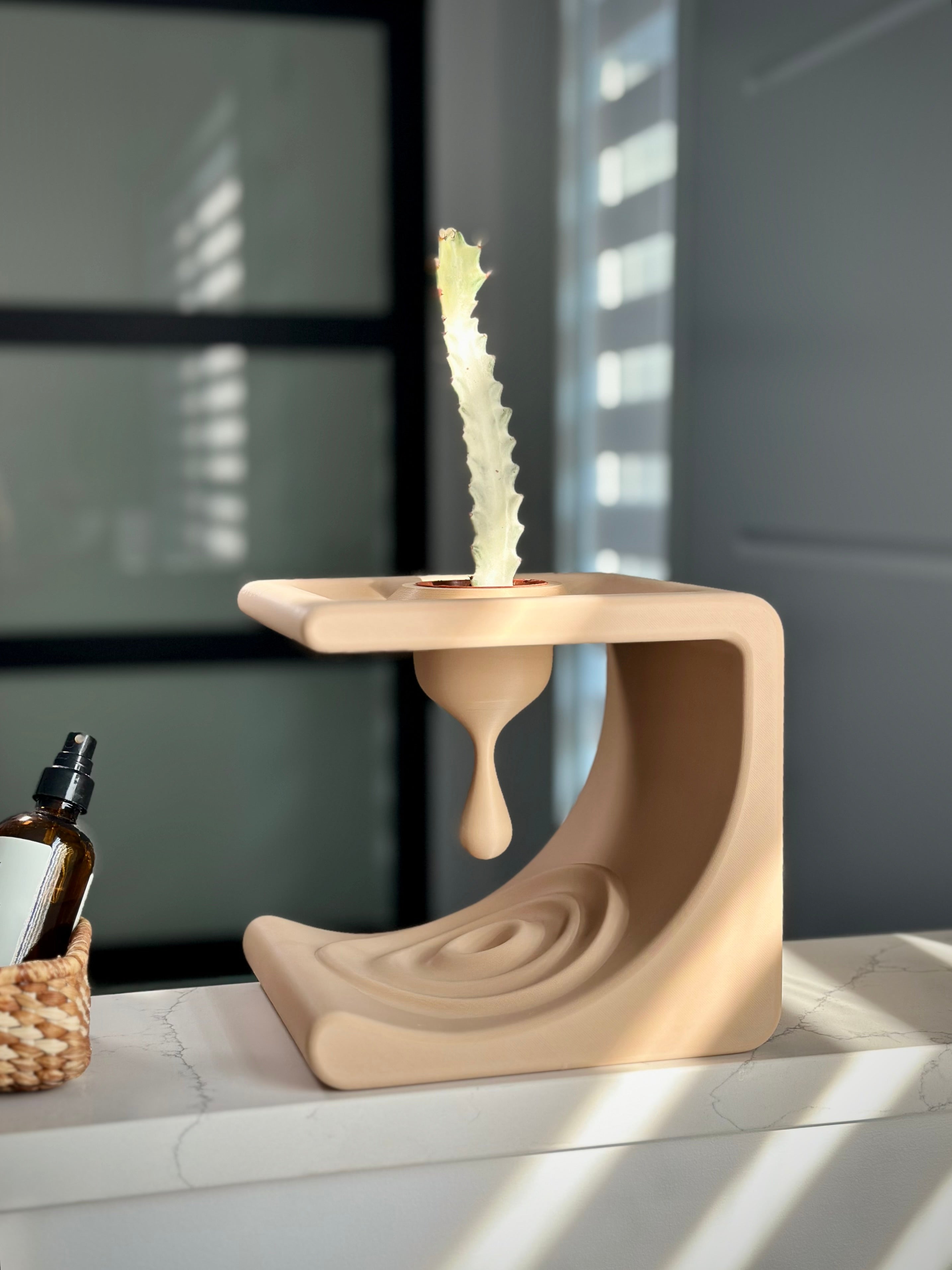 Minimalistinen pilkkuhylly pienille tavaroille ja kasveille