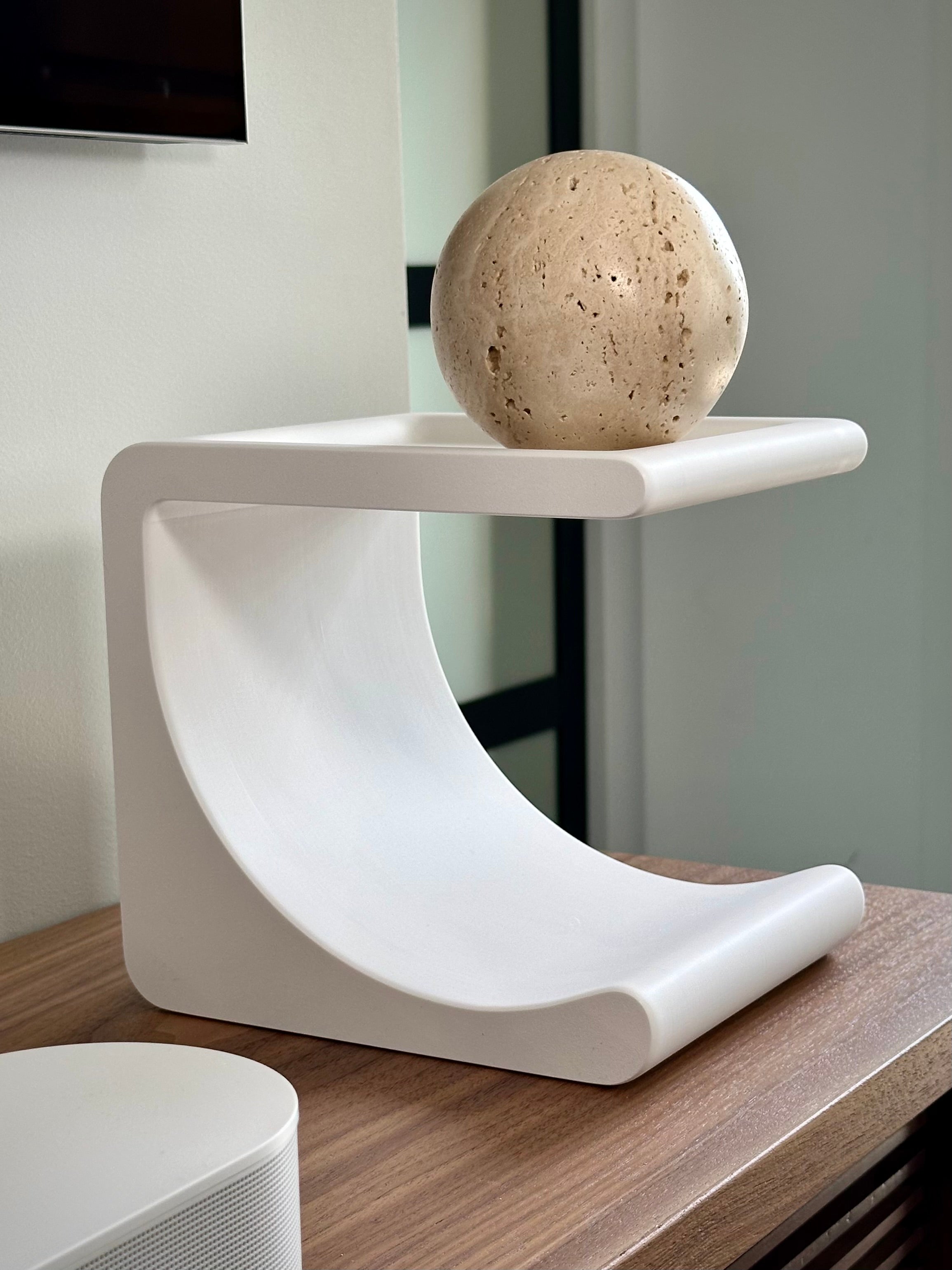 Minimalistinen pilkkuhylly pienille tavaroille ja kasveille