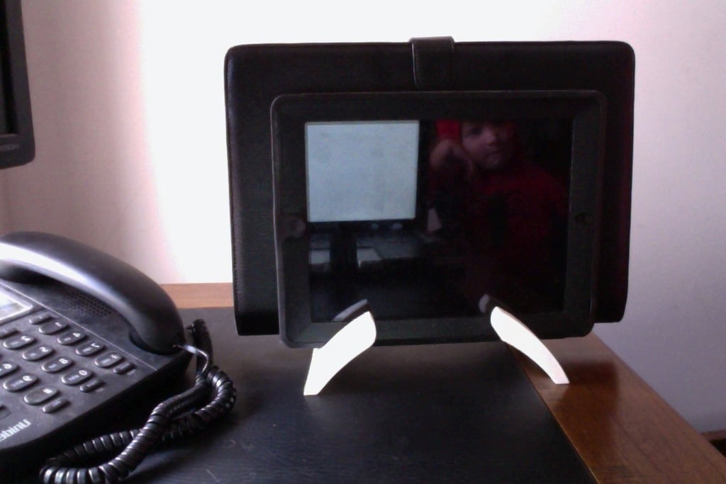 Mac-kirjan ja iPadin pidike Apple TV:n kaukosäätimellä