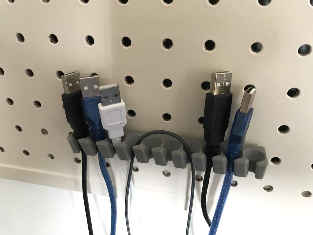 USB-kaapelinpidike pegboardille
