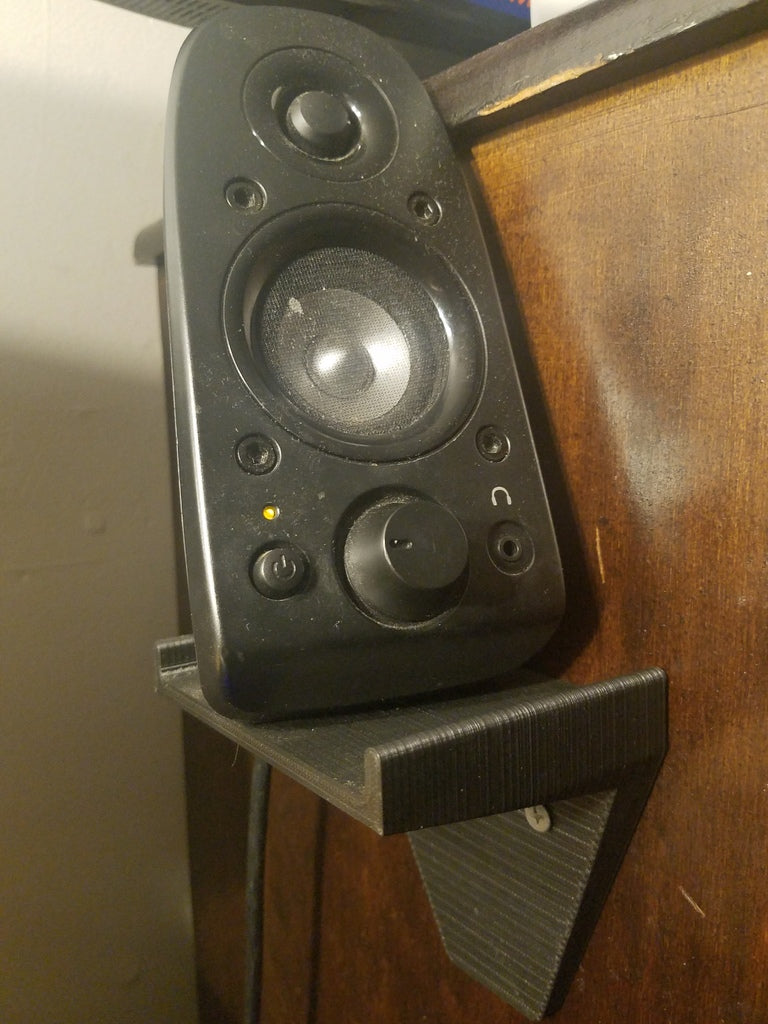 Seinäkiinnike Logitech z506 -kaiutinjärjestelmälle