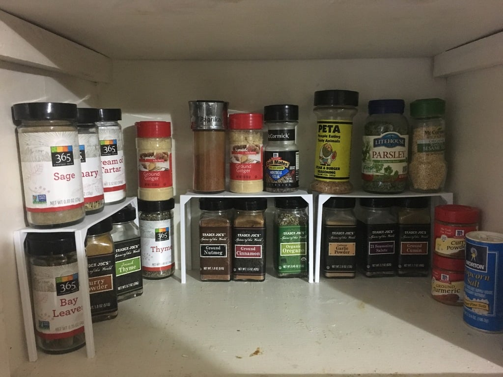 Käytännöllinen maustehylly keittiöön