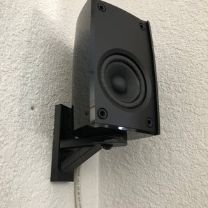Seinäkiinnike Surround Sound -kaiuttimille, joissa on kolmijalkakiinnitys