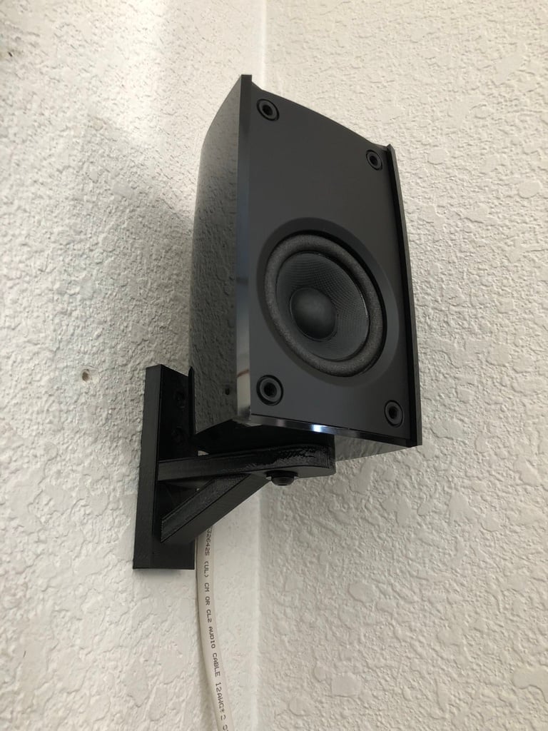 Seinäkiinnike Surround Sound -kaiuttimille, joissa on kolmijalkakiinnitys