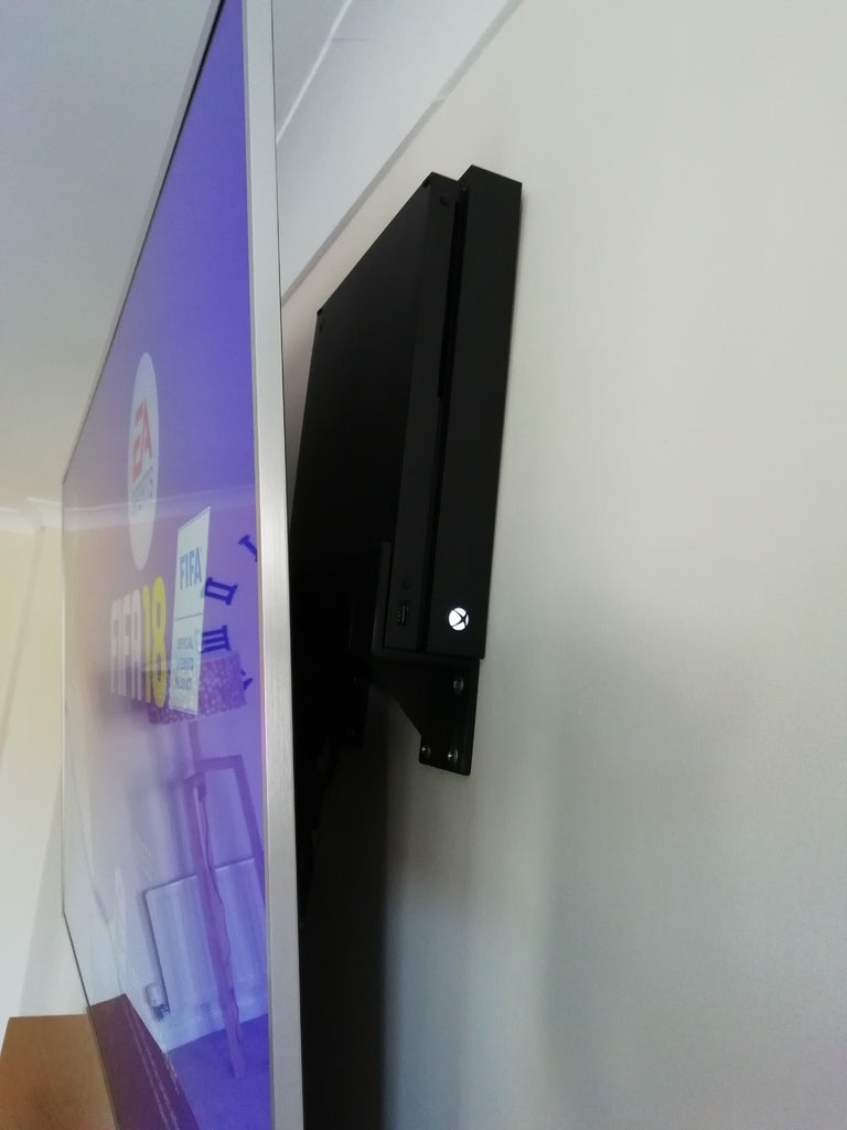 Seinälle asennettu teline Xbox One S:lle