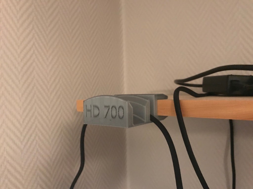 Sennheiser HD700 -kuulokkeiden ja -kaapelinpidike hyllylle