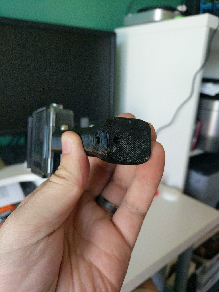 GoPro-kahva reiällä turvahihnaa varten