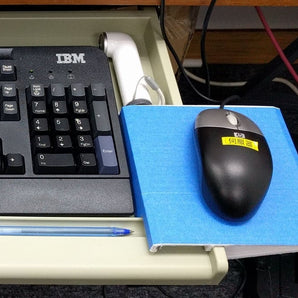 Hiirimatto pidike pöydän alla olevalle näppäimistölaatikolle