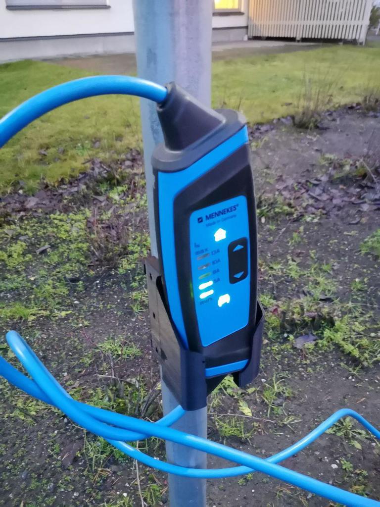Latauskaapelin pidikeboksi (Mennekes, VW)