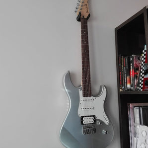 Seinään asennettava sähkökitaran ripustin Yamaha Pacifica 112:lle