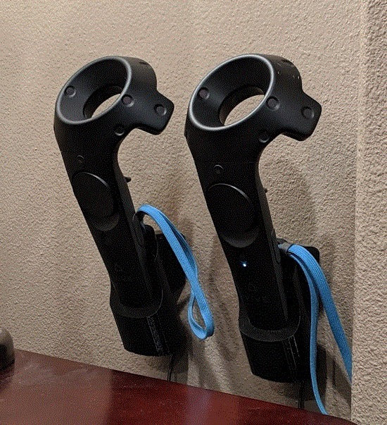 HTC Vive Seinään asennettava ohjainpidike lataustoiminnolla