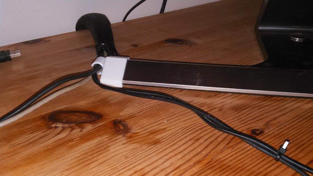 Kaapeliopas Samsung Monitor Stand U28D590 -näytön jalustalle