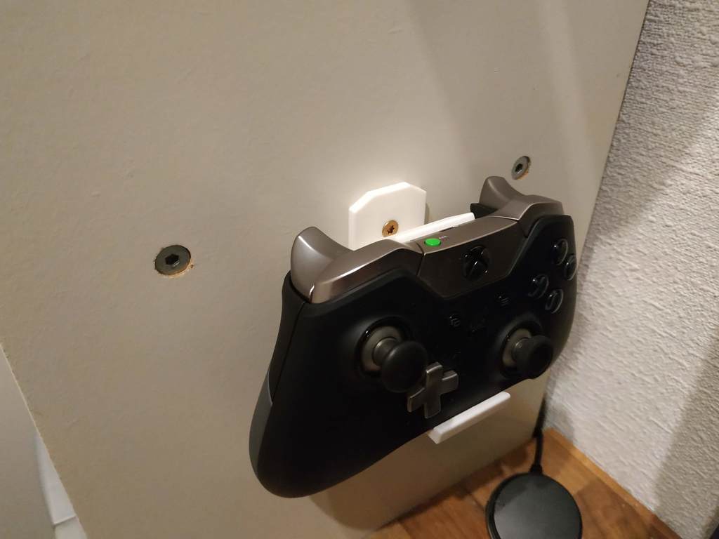 Seinäteline Xbox One -ohjaimelle, jossa on ruuvinreikä