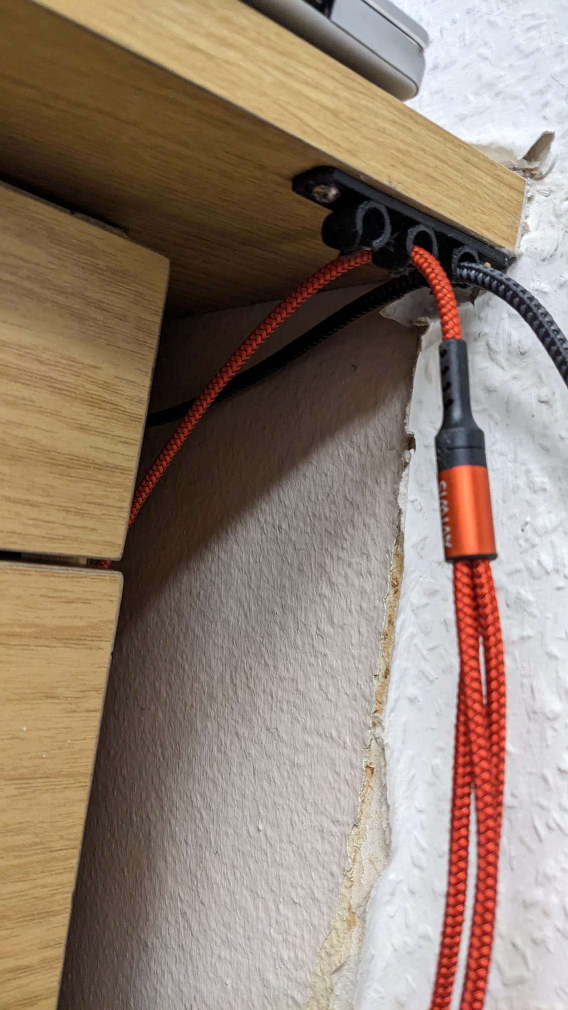 USB-kaapelinpidike
