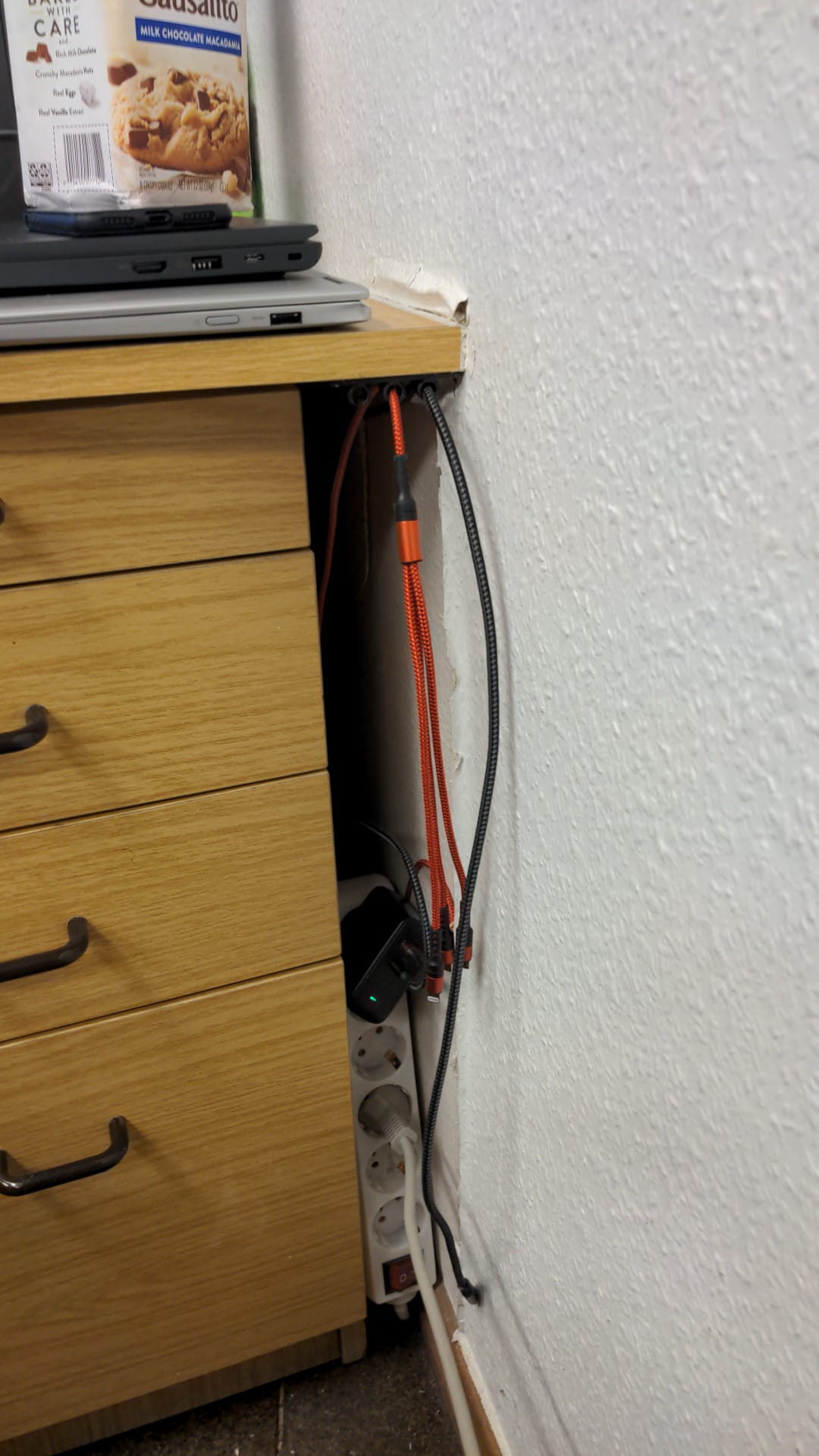 USB-kaapelinpidike