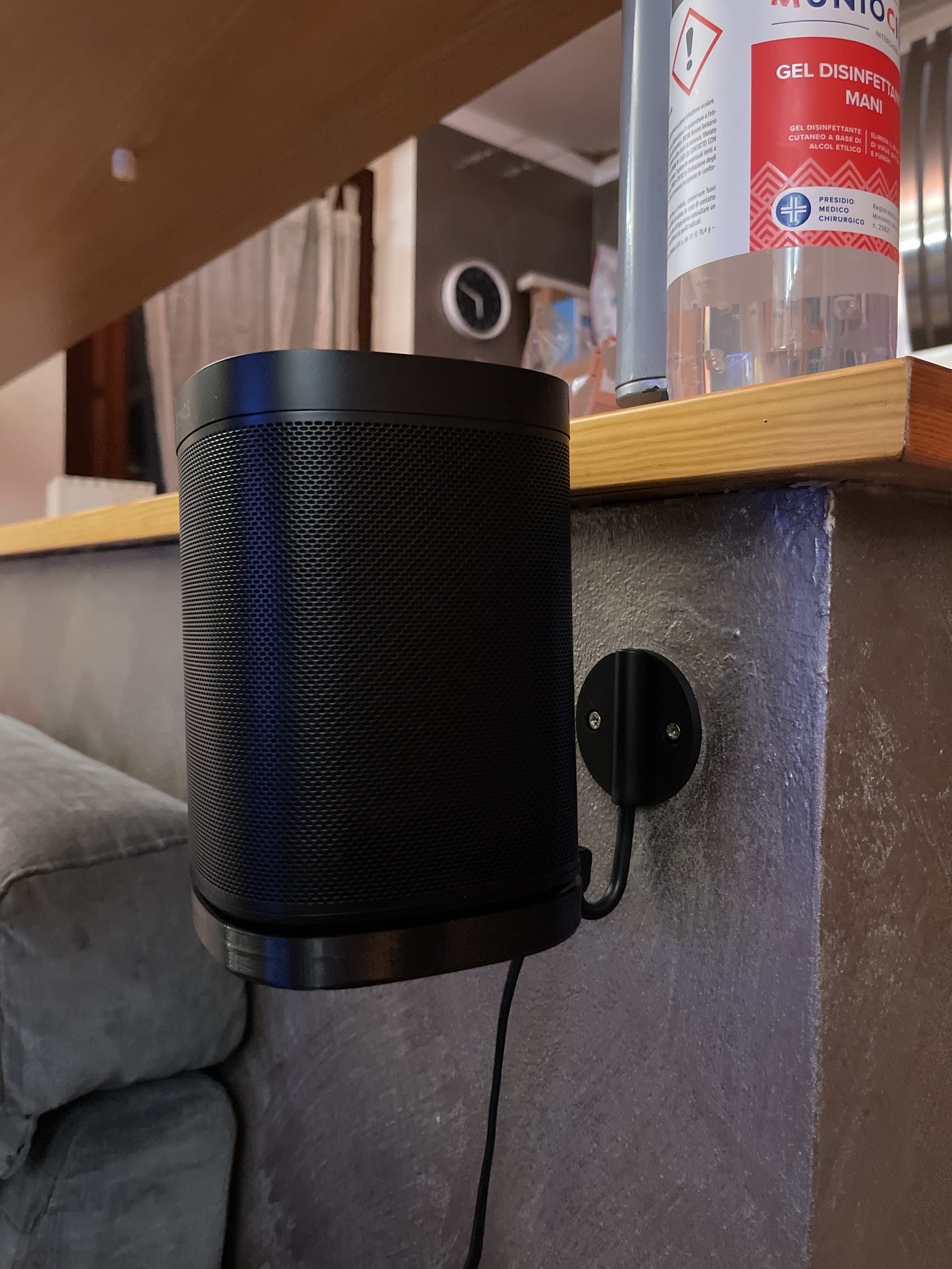 Seinäkiinnike Sonos One -kaiuttimelle (2. sukupolvi) ja JBL-seinäkoukku