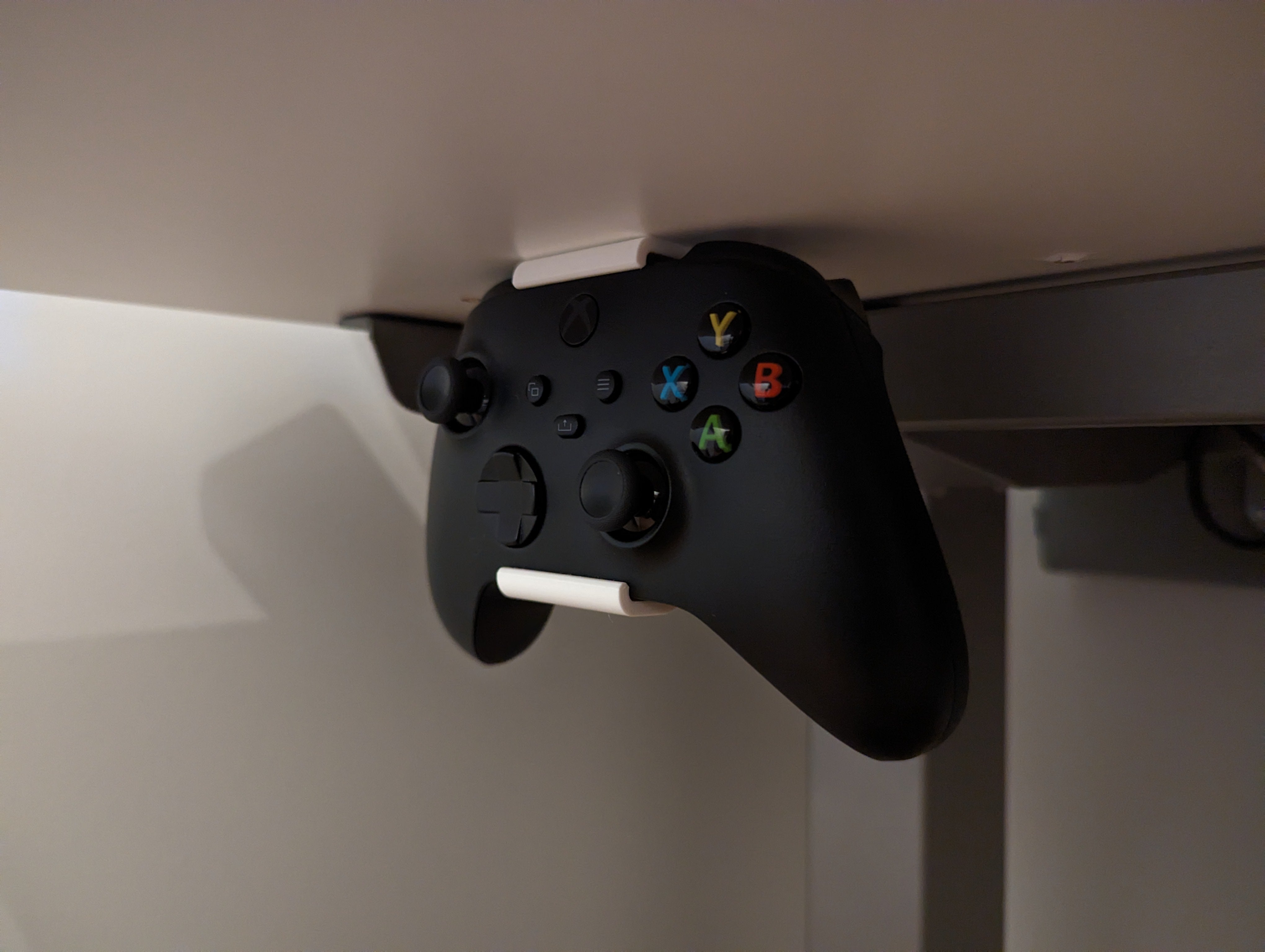 Xbox-ohjaimen pöydän alla oleva ripustin