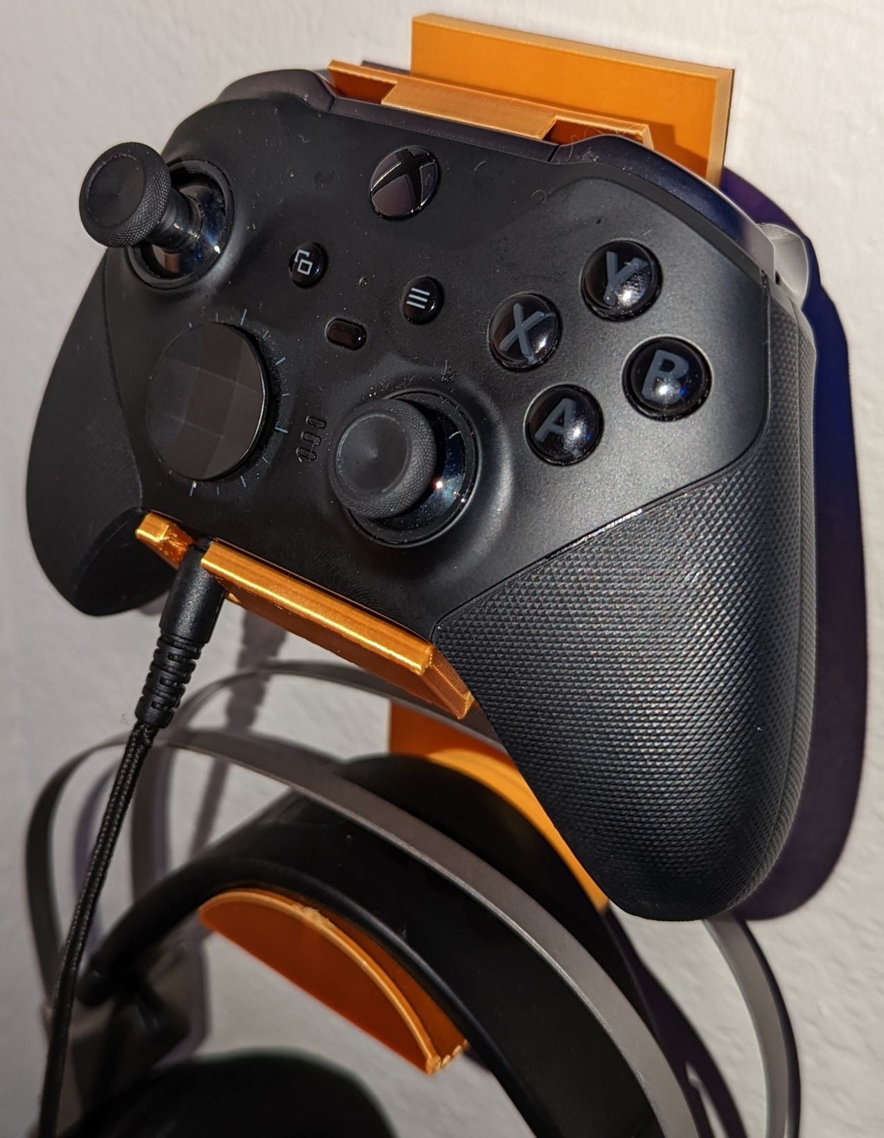 Xbox-ohjaimen ja kuulokkeiden pidin