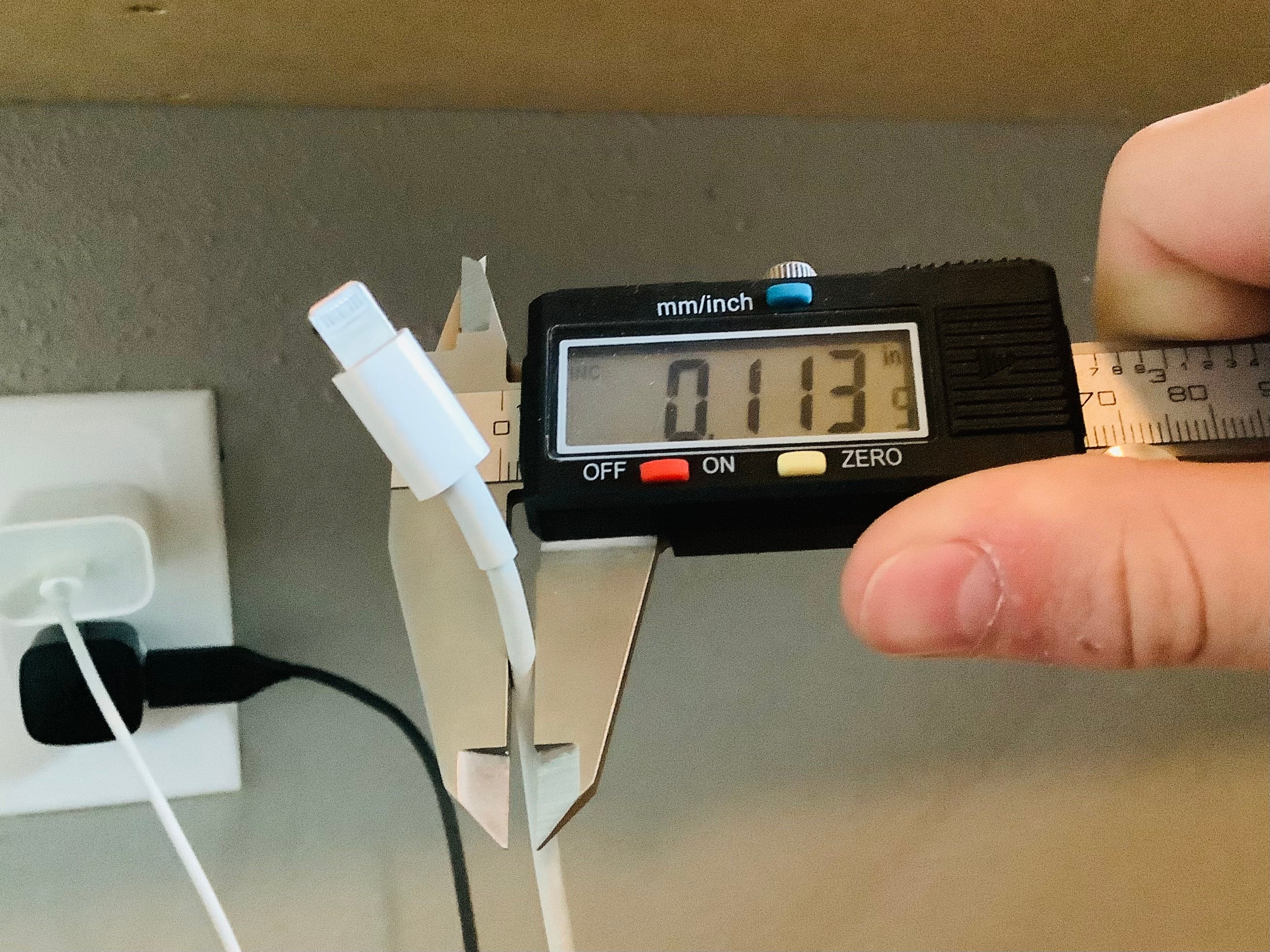 Kaapeliklipsi järjestettyyn työpöytään ja hyllyihin