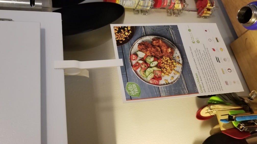 Käytännöllinen reseptinpidike keittiön kaappiin