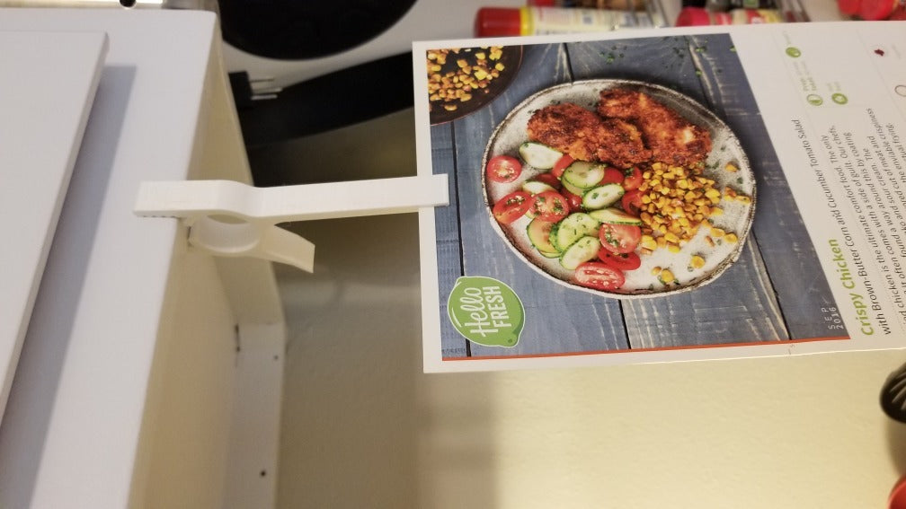 Käytännöllinen reseptinpidike keittiön kaappiin