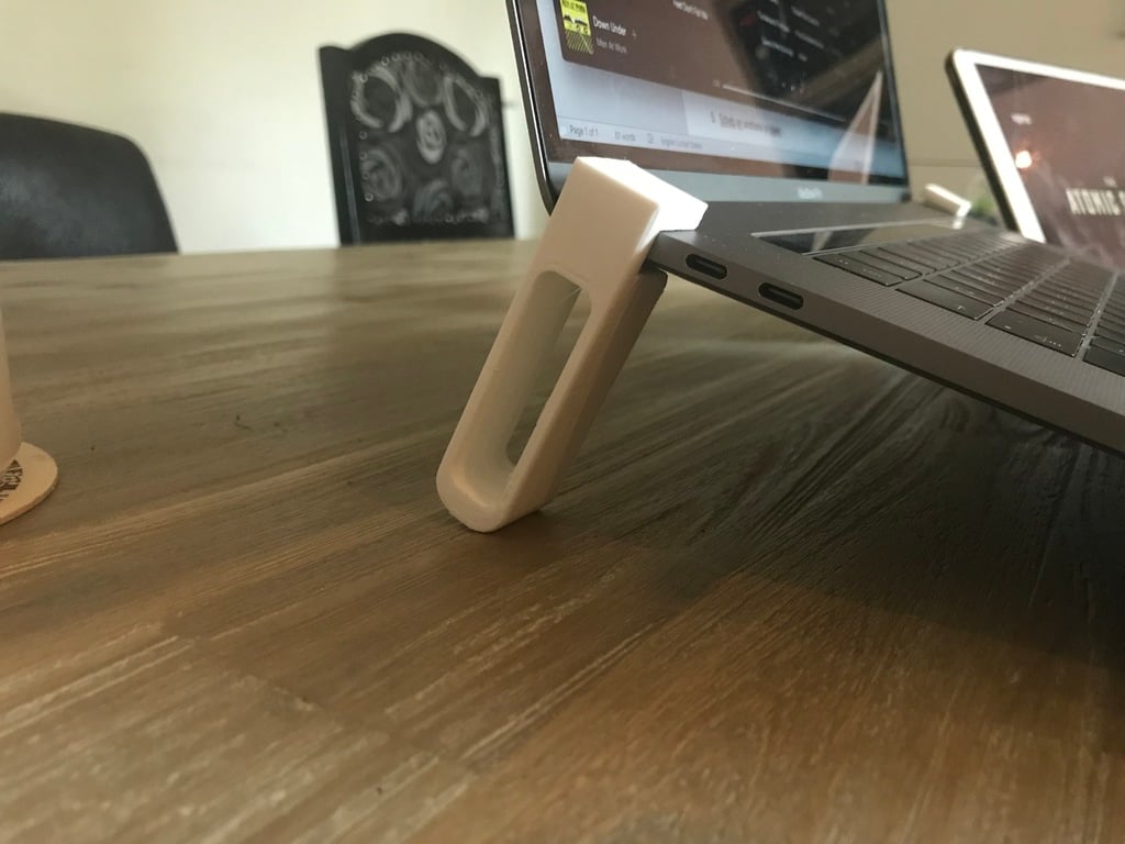 MacBook Pro -jalusta optimoituun työtilaan