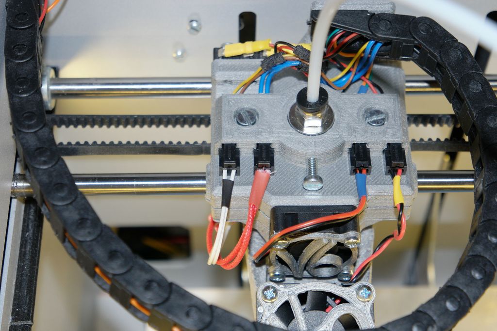 German RepRap NEO E3D V6 -kiinnike integroidulla pistokkeella ja kaapelihallinnalla