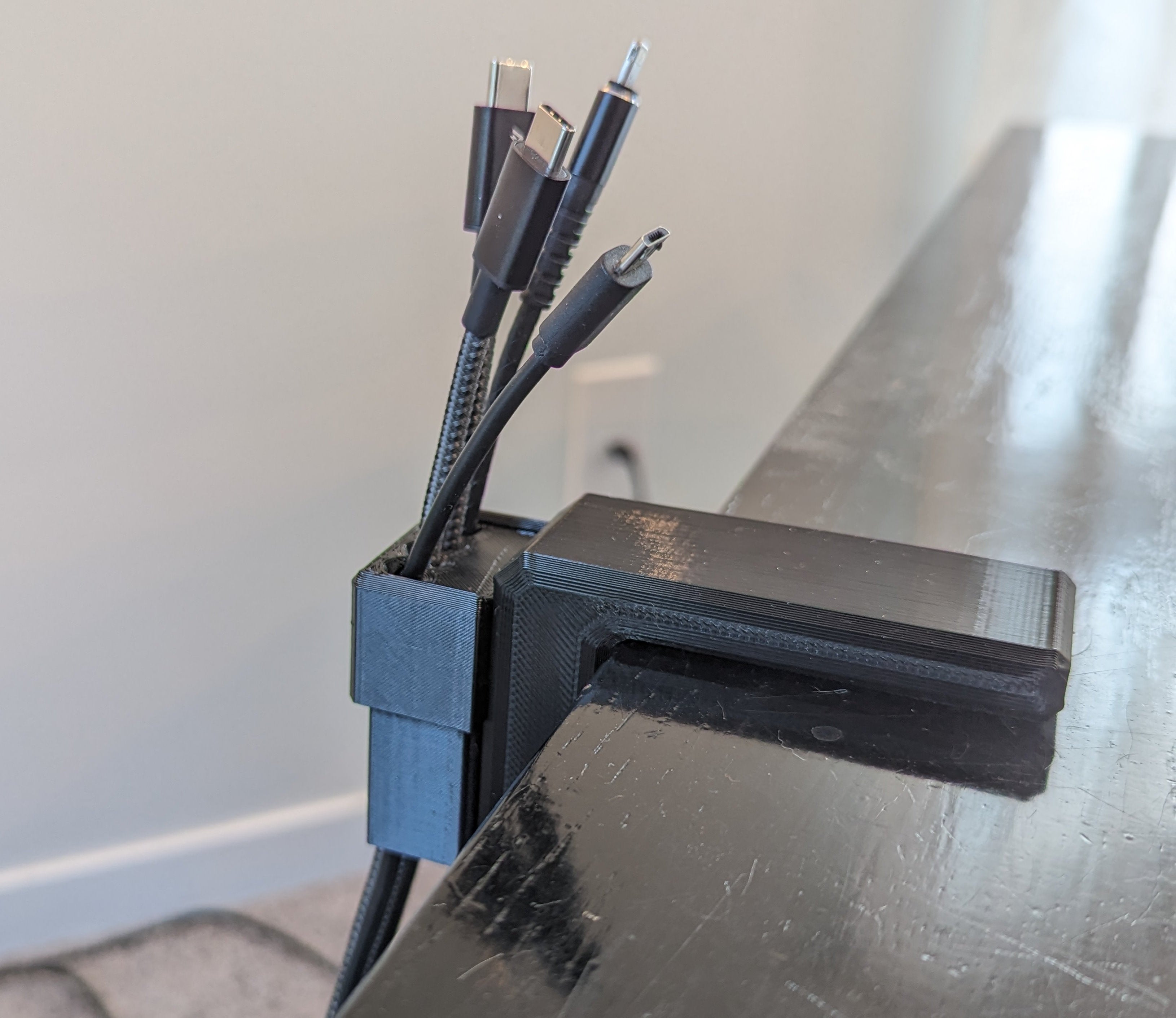 4 mm:n kaapelijärjestäjä työpöydän puristimelle (modulaarinen)