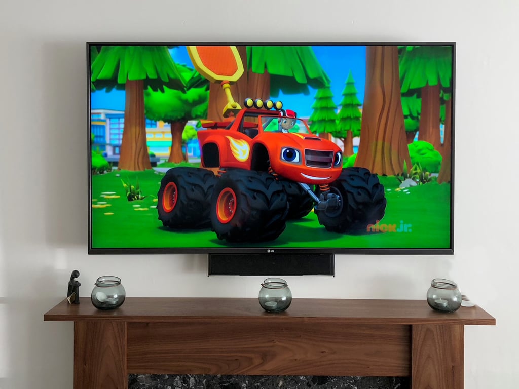 LG TV:n keskikaiutinjalusta
