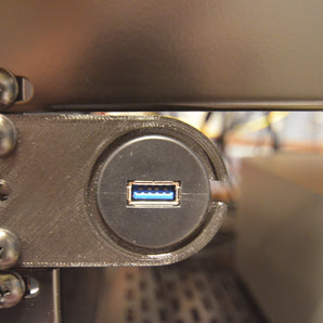 USB/DC-portin kiinnike 19 tuuman telineeseen