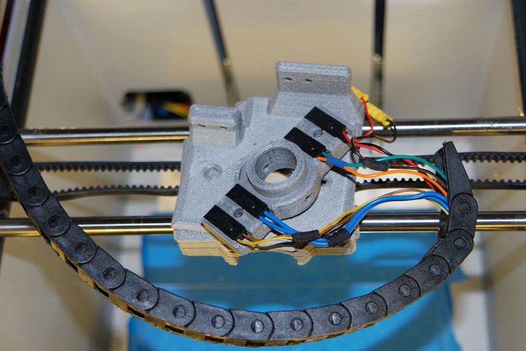 German RepRap NEO E3D V6 -kiinnike integroidulla pistokkeella ja kaapelihallinnalla