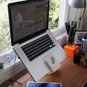 Ergonominen Macbook Pro -jalusta työpöydälle – Apple-kannettaville