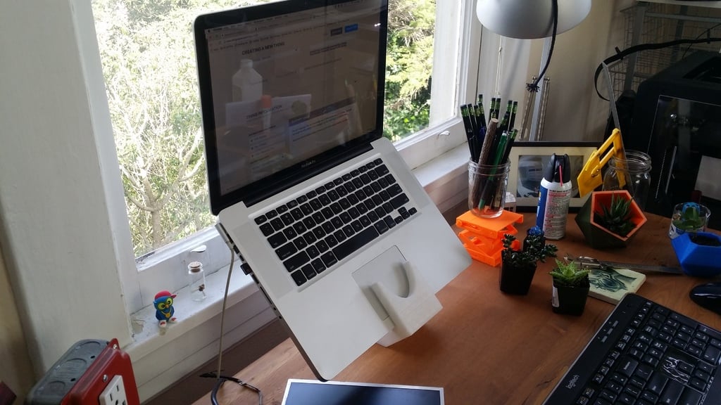 Ergonominen Macbook Pro -jalusta työpöydälle – Apple-kannettaville