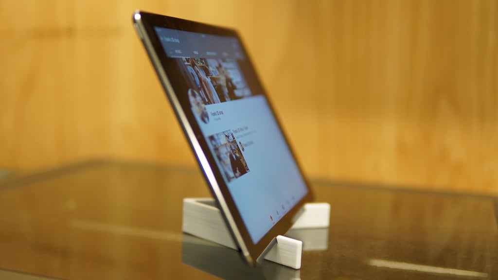 Kannettava iPad-teline, jossa on toimiva sarana