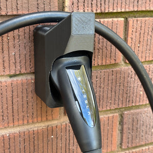 Tesla CCS2 seinään asennettava latausliittimen pidike