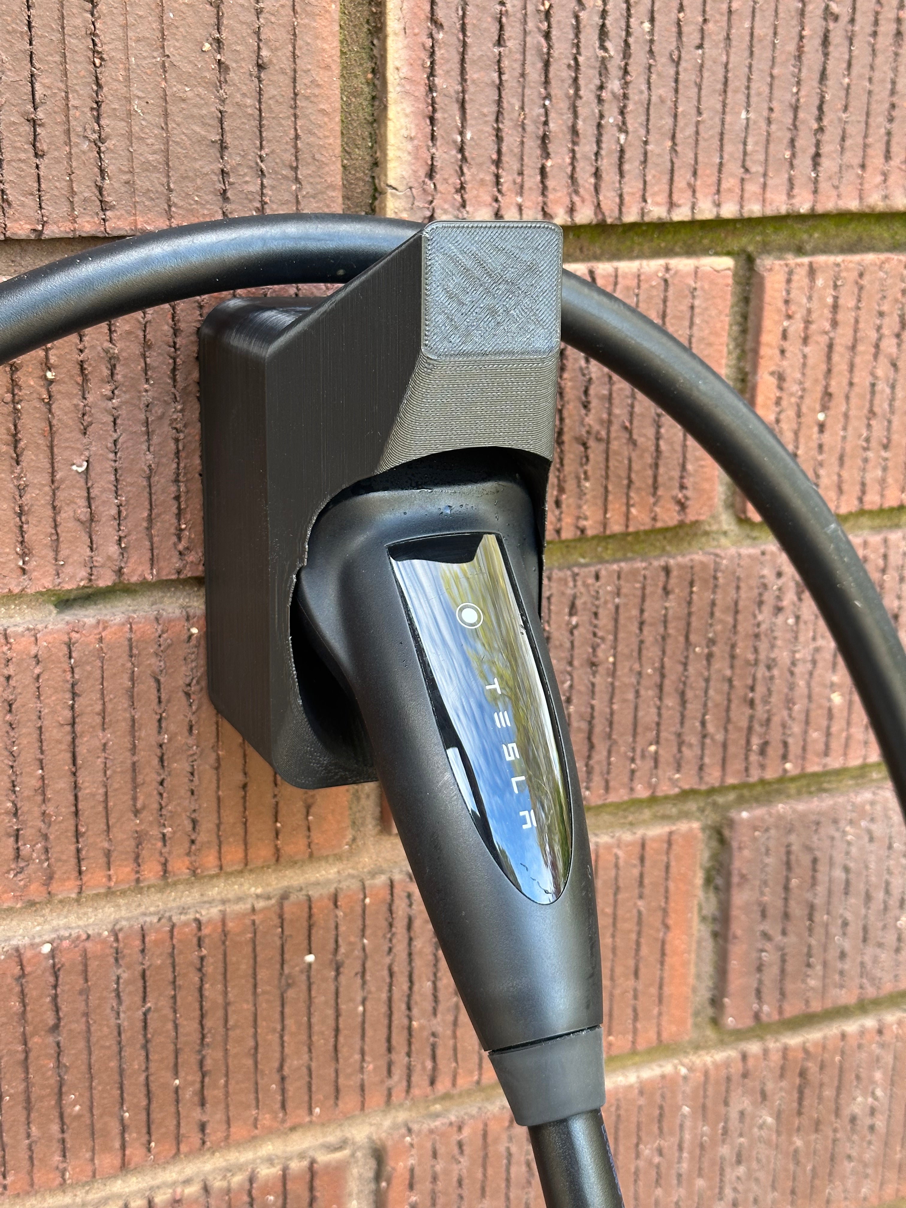 Tesla CCS2 seinään asennettava latausliittimen pidike