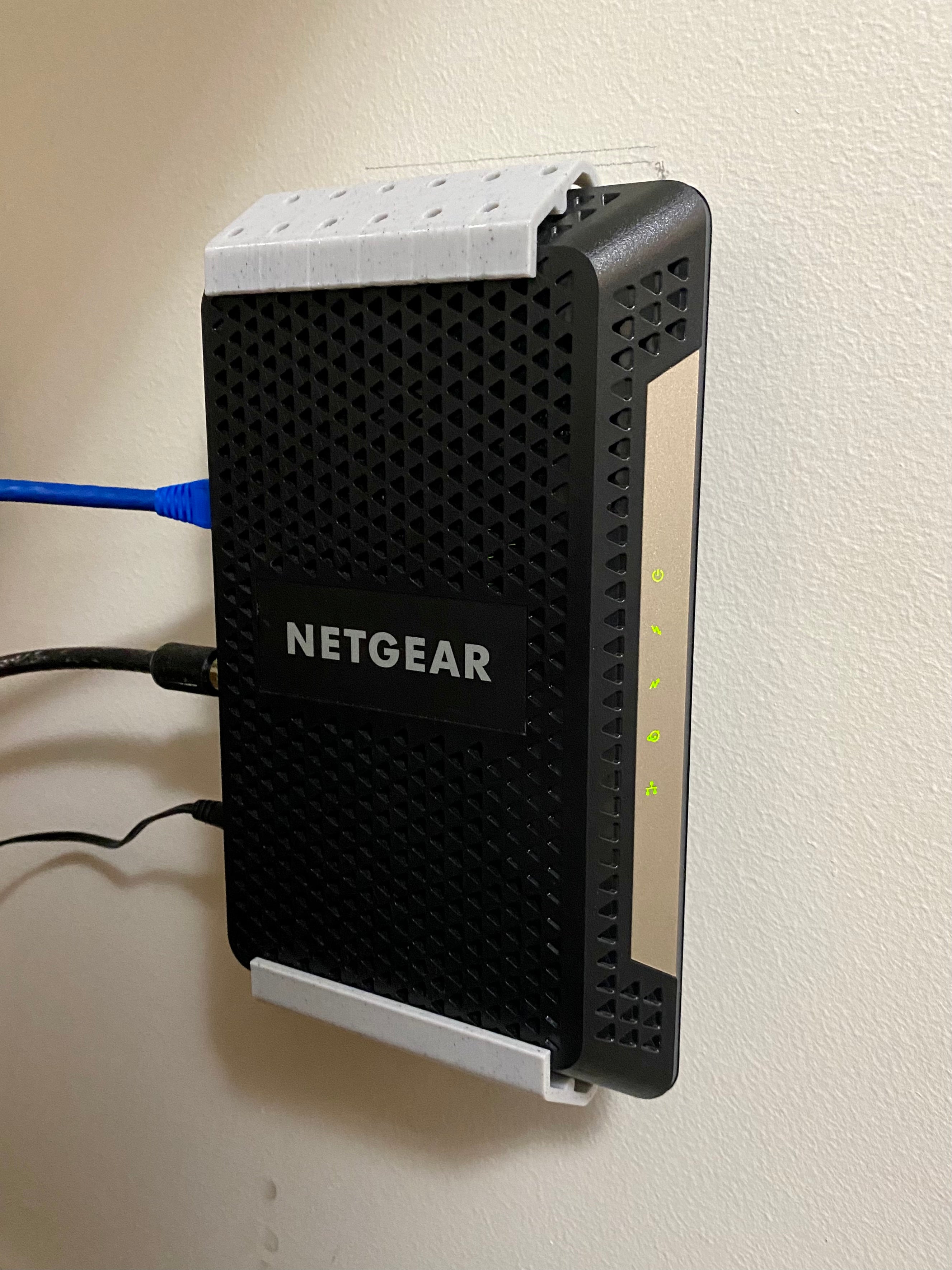 Netgear CM600 / CM1000 Seinäkiinnitys – Optimoi verkkoasennuksesi