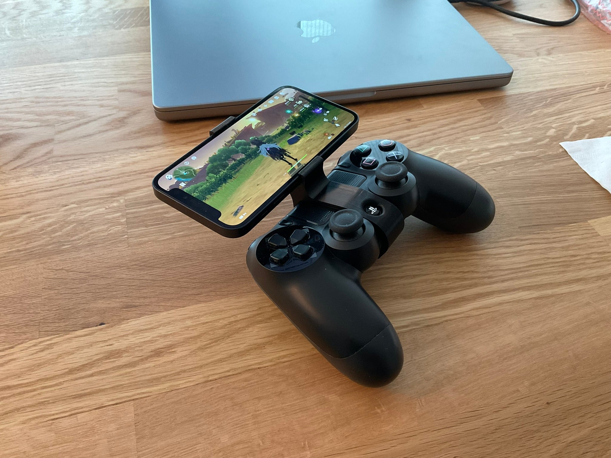 PS4-ohjaimen kiinnike iPhone mini -puhelimelle