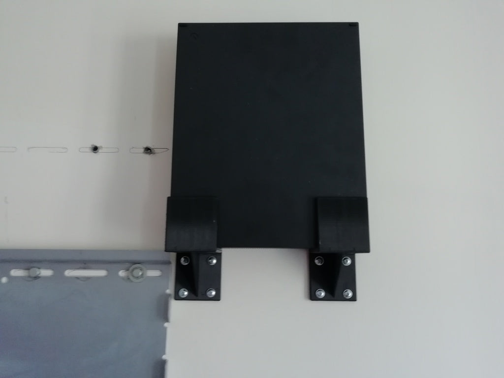 Seinälle asennettu teline Xbox One S:lle