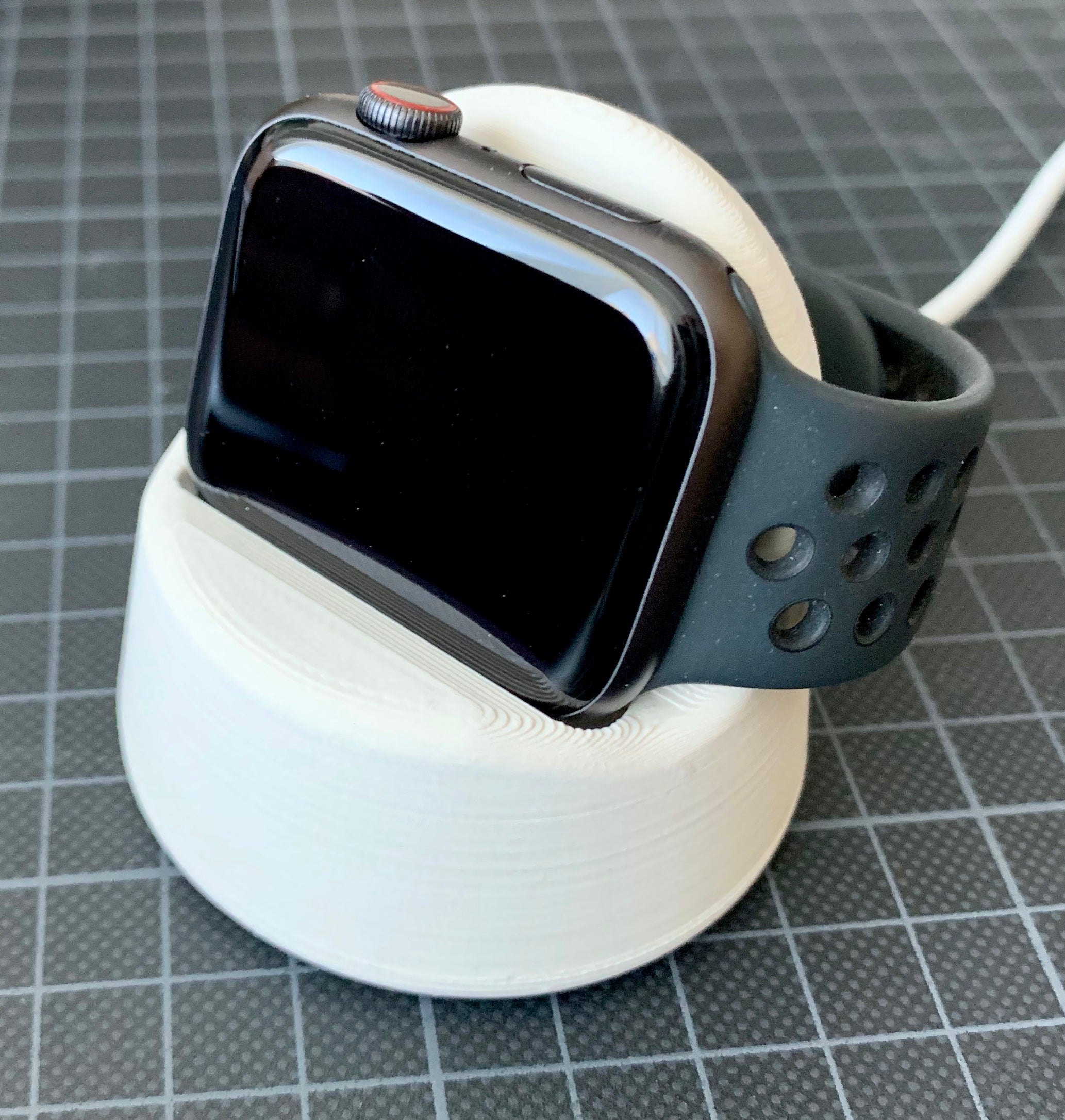 Apple Watch -jalusta, jossa on piilotettu kaapelinhallinta ja liukumaton pohja