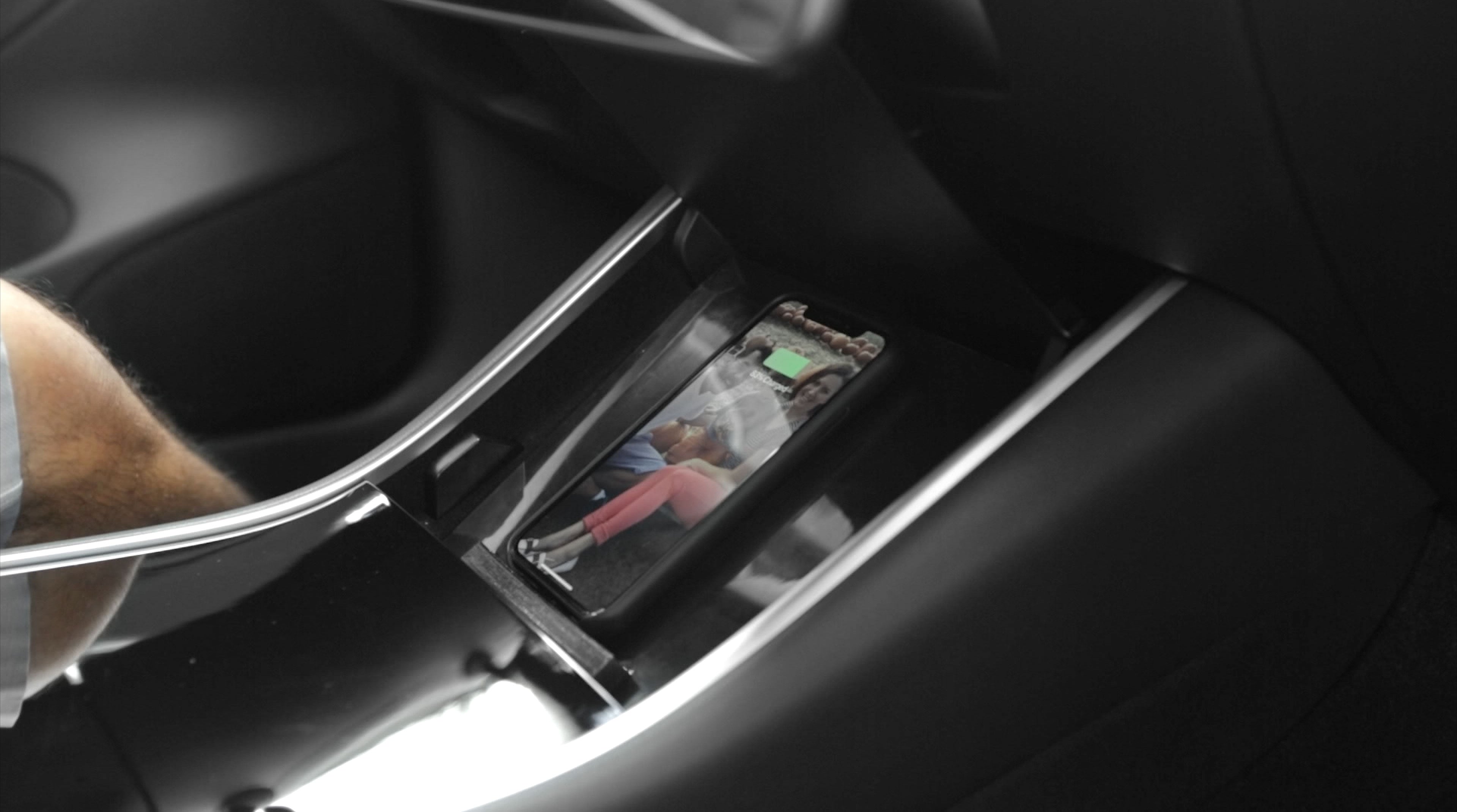 Langaton Qi-laturi Tesla Model 3:een