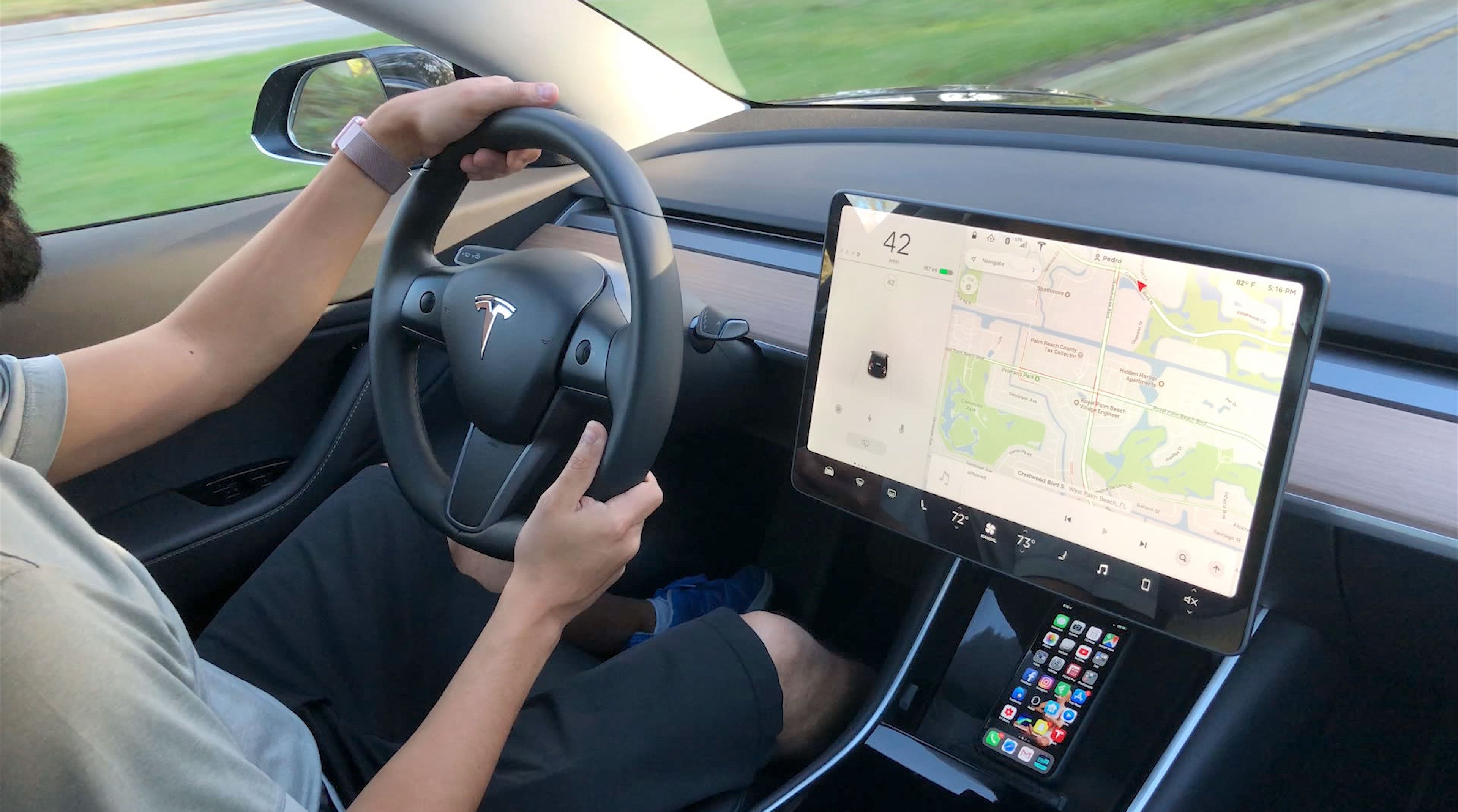 Langaton Qi-laturi Tesla Model 3:een