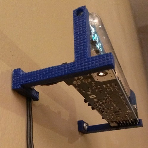 Seinäkiinnitys Adafruit Ice Tube -kellolle