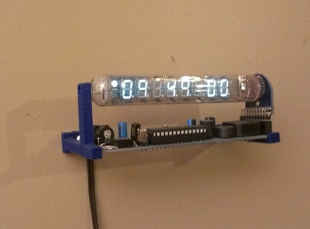 Seinäkiinnitys Adafruit Ice Tube -kellolle