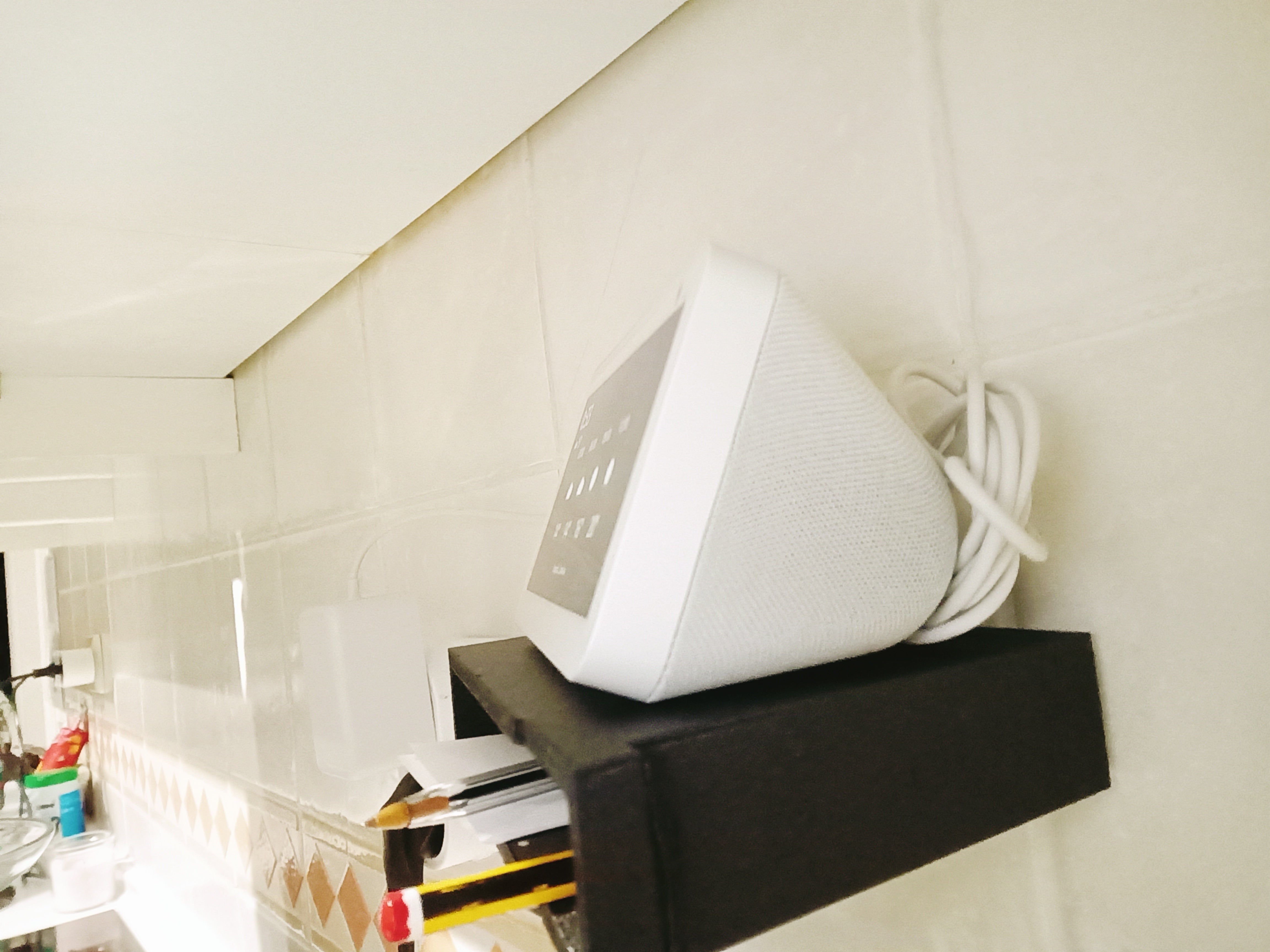 Tilaa säästävä seinäteline Amazon Echo Show'lle
