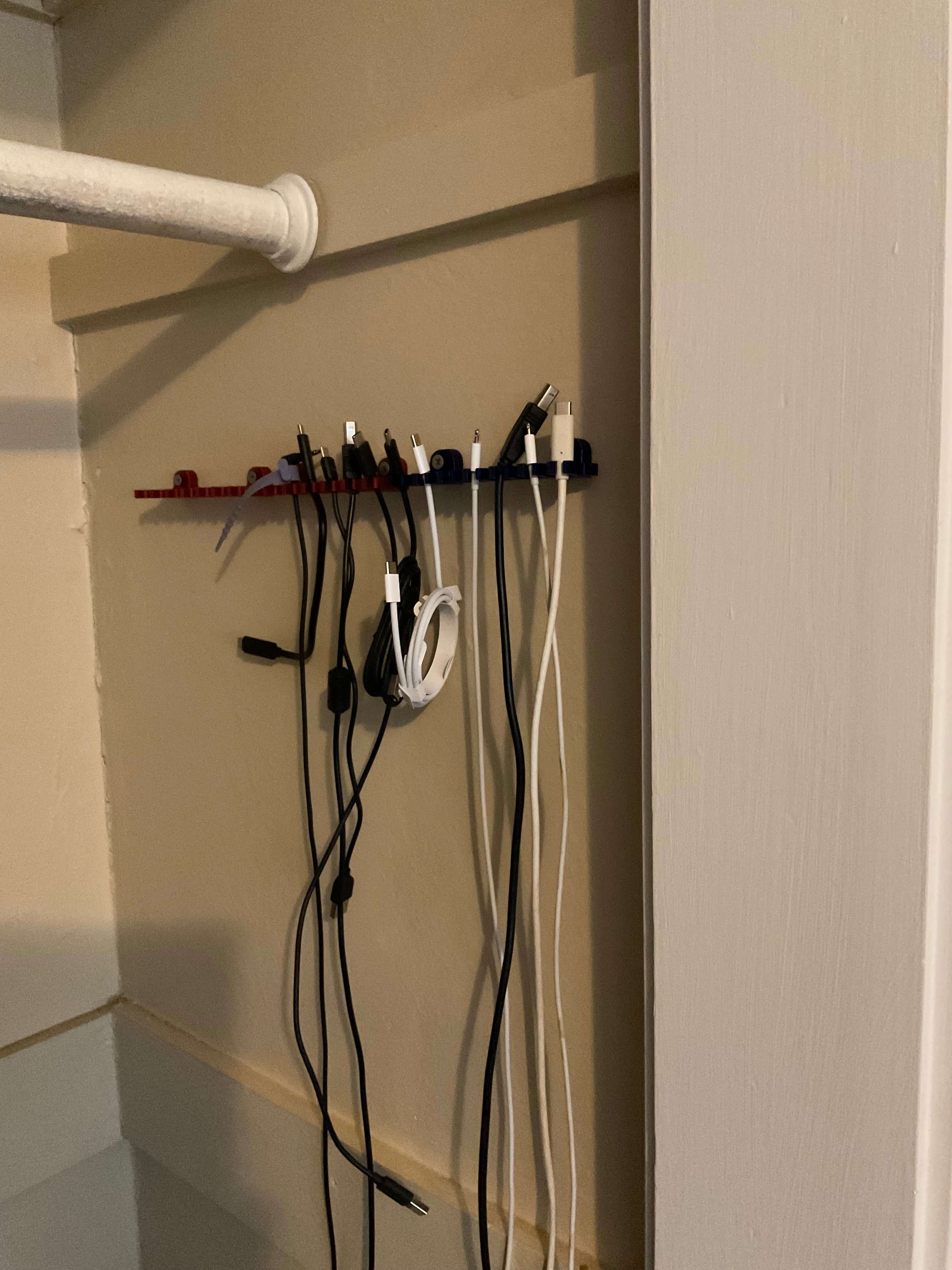 USB-kaapelin pidike - Kätevä ja tilava