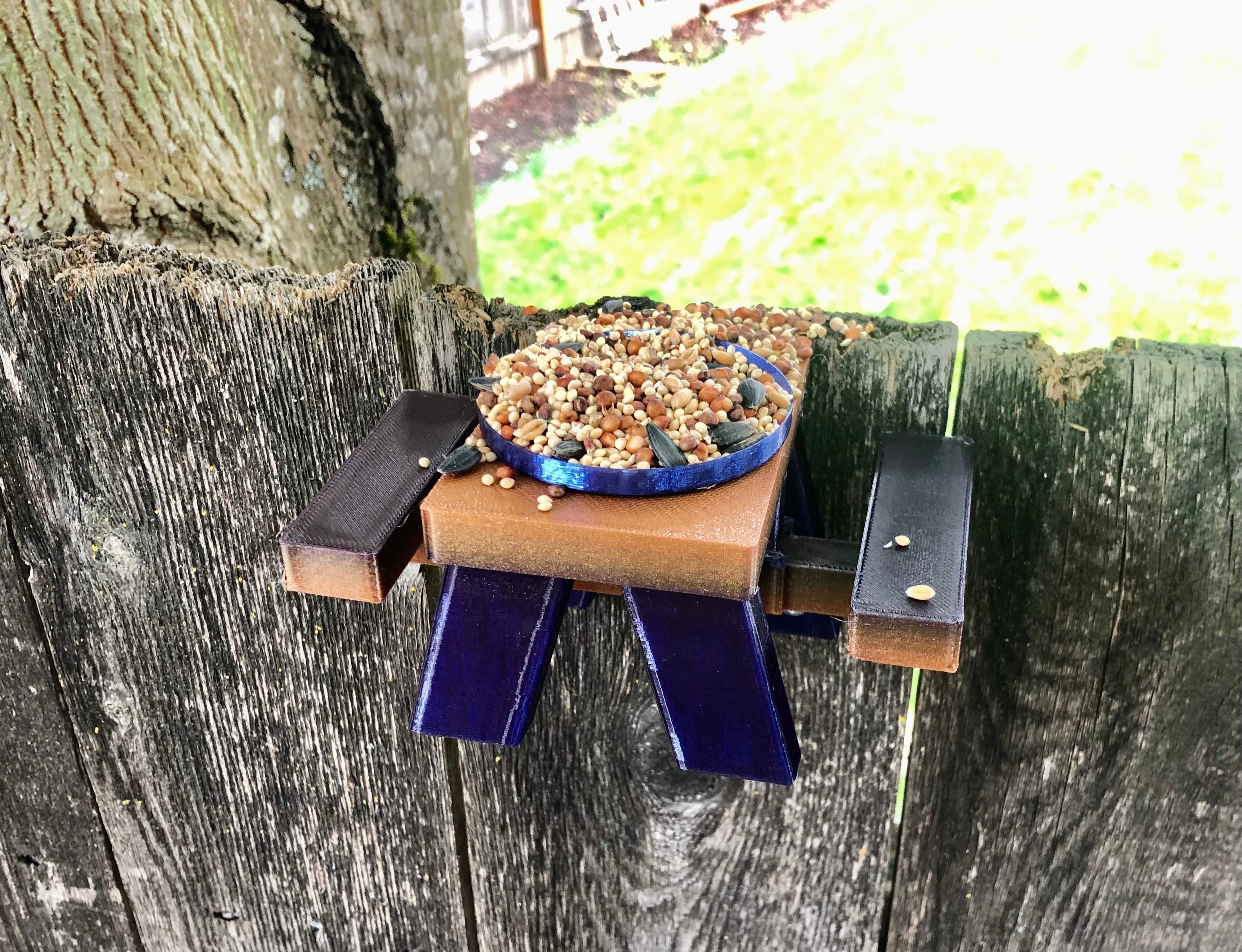 Oravan ruokintapenkki piknik-tyyliin – Aidankiinnitykseen