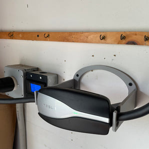 Tesla Universal Mobile Connector seinäkiinnitys