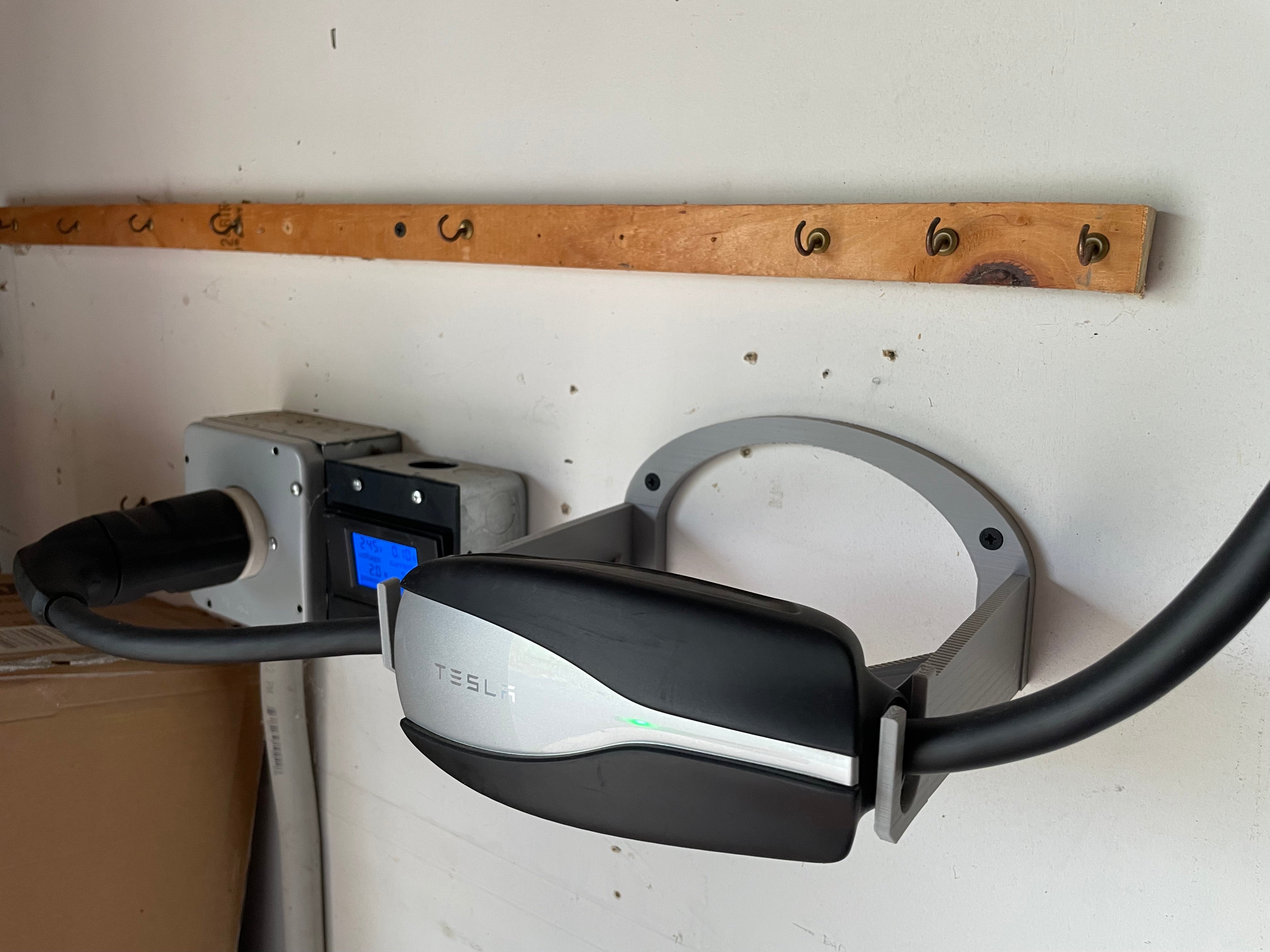 Tesla Universal Mobile Connector seinäkiinnitys