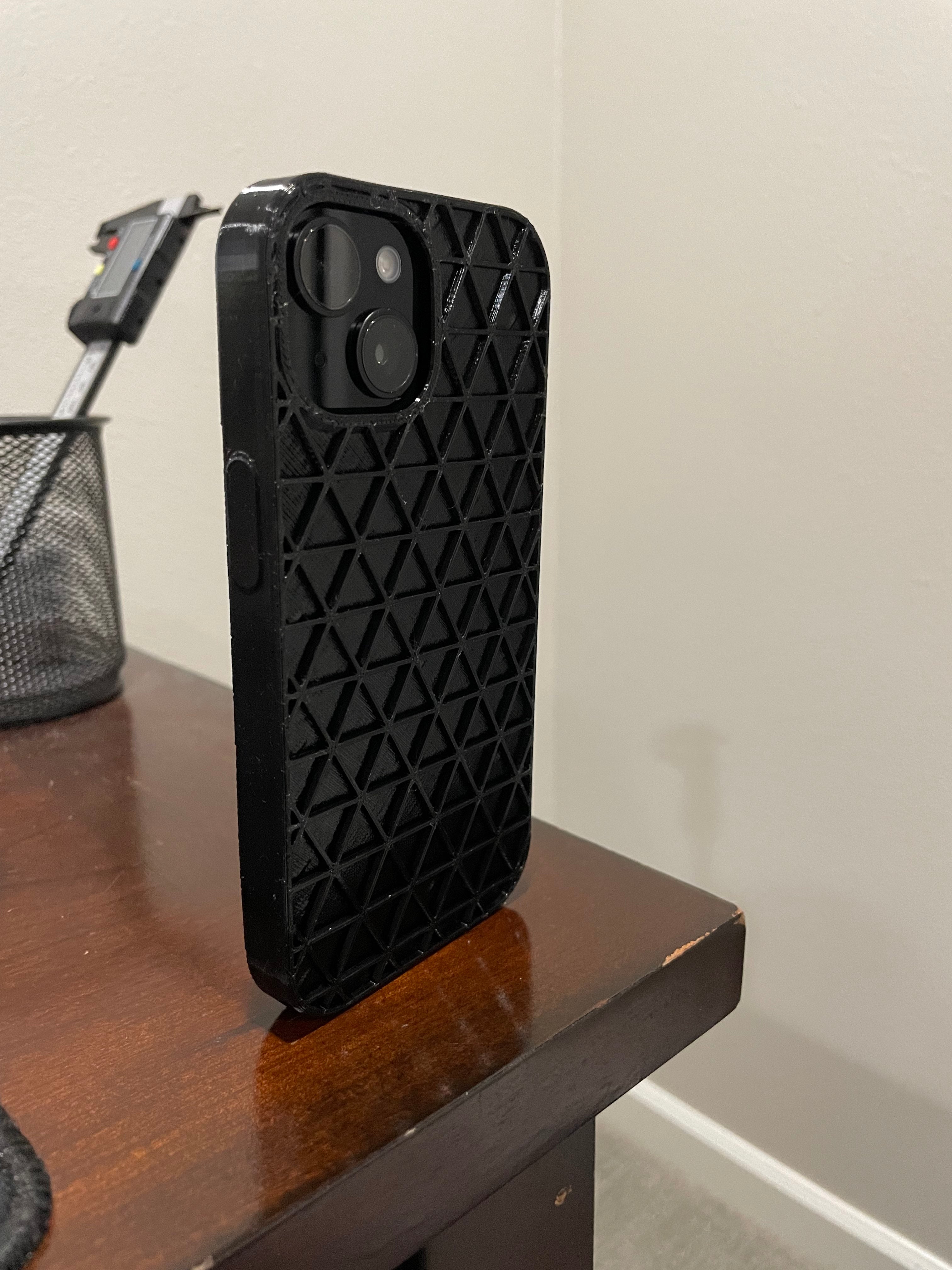 iPhone 15 -kotelo, jossa on reikä MagSafe-lompakolle ja -laturille
